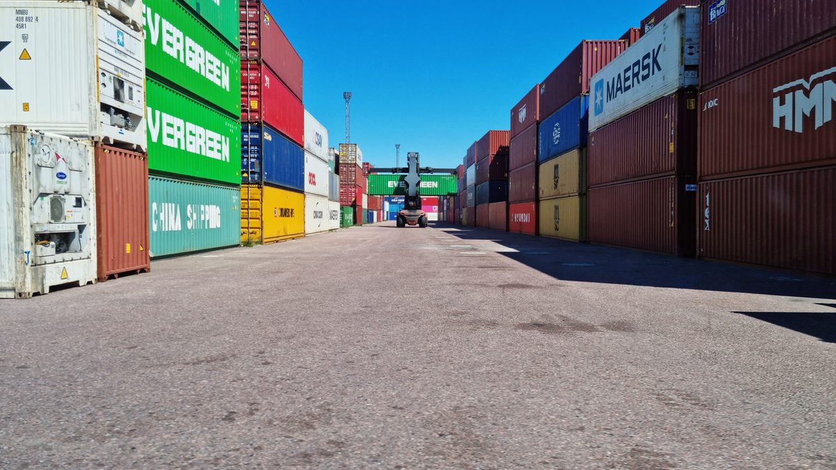 Container yard at a port terminal where drivers wait for gate access, illustrating detention pay for an owner operator in NJ/NY