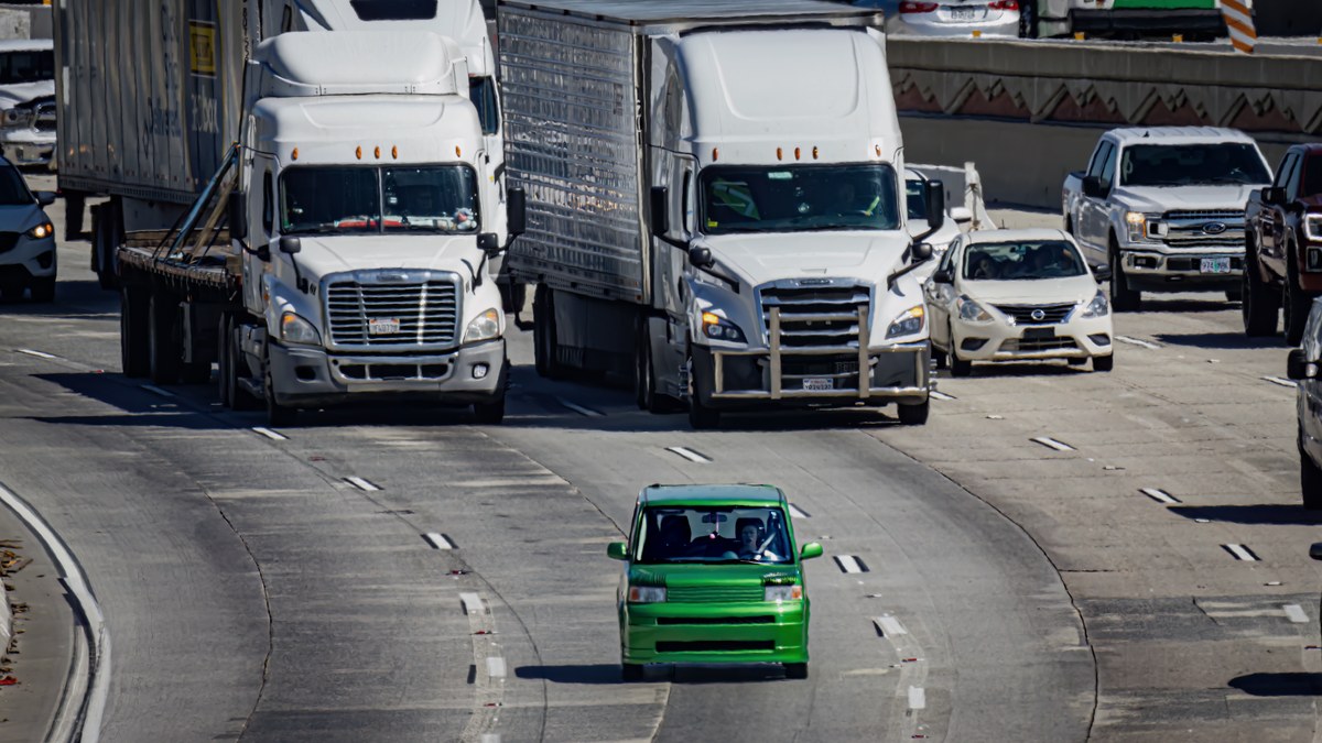 Dry van tractor-trailers on a US highway: diesel share of carrier operating costs per mile 2026