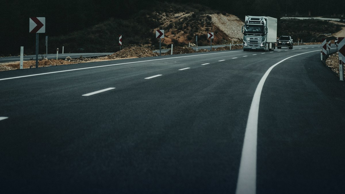 Camión en carretera al anochecer — dónde estacionar camión en New Jersey 2026
