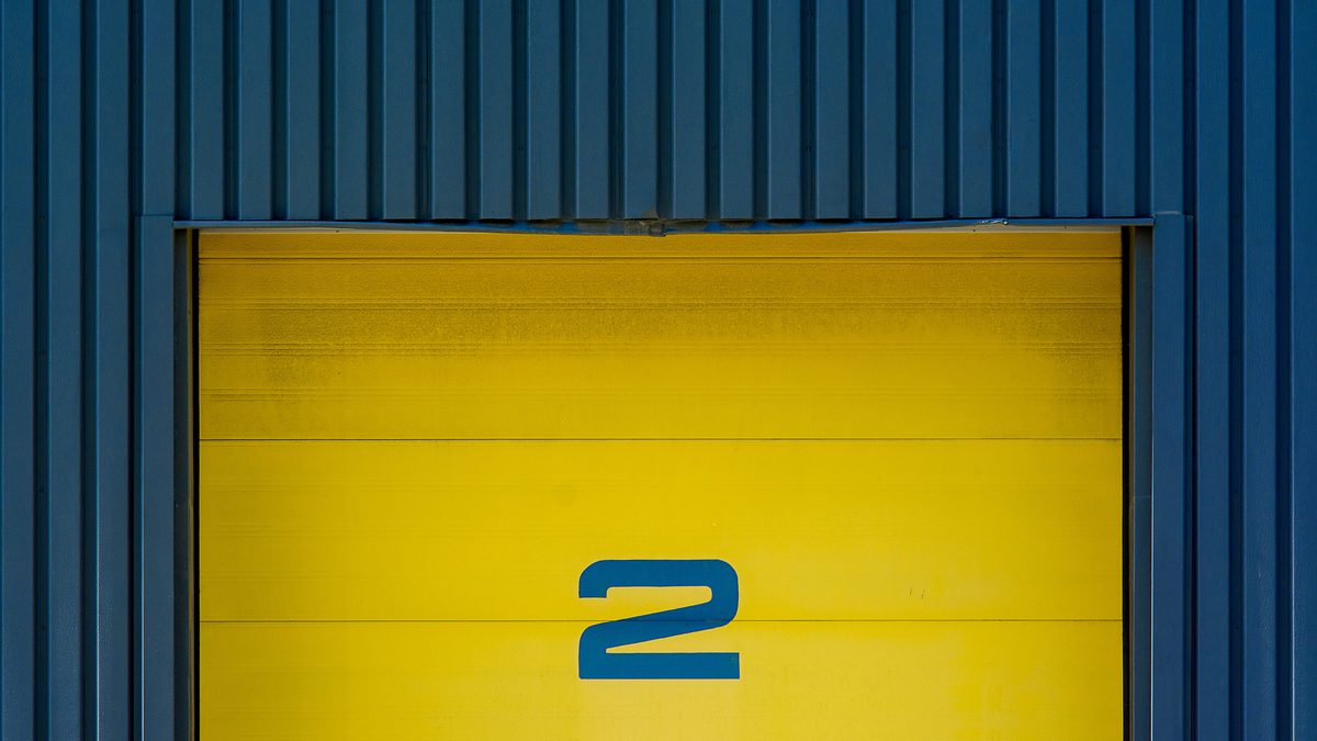 Closed loading dock door at a warehouse, the handoff point where shippers need to vet a trucking carrier before releasing freight in NJ and NY
