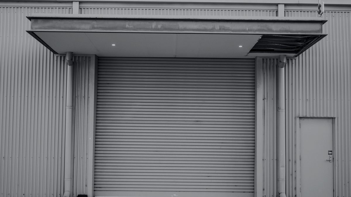 Warehouse loading dock door, van contract rate above spot rate October 2026